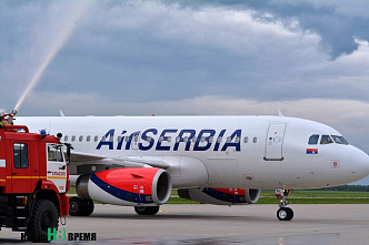 Первый самолет из Сербии на Дону встретили водной аркой