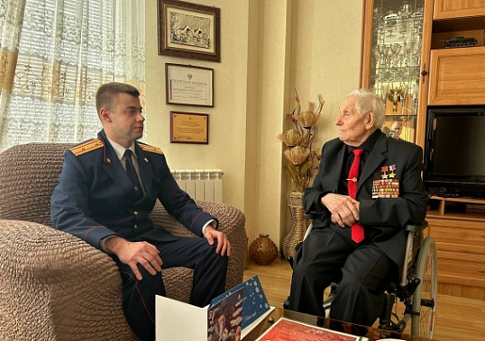  Сотрудники Следственного комитета поздравили 102-летнего фронтовика Героя России Павла Сюткитна