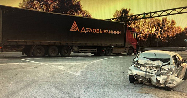 На трассе М-4 «Дон» на светофоре фура с прицепом сбила легковушку