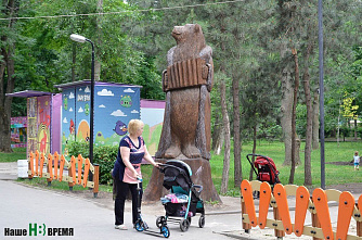 …А в парке старом гуляют пары