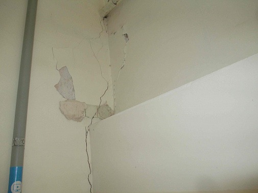 Трещины в доме есть. Но чем это грозит и что с этим делать, может решить только эксперт.