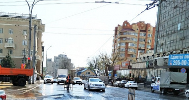 Коммунальная авария остановила движение в центре Ростова