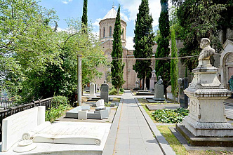 В Пантеоне покоятся выдающиеся люди, много сделавшие для Грузии.