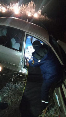 В Веселовском районе автомобиль скатился в дренажный канал