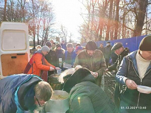 В Ростове-на-Дону горячие обеды бездомным раздают на Чкаловском дважды в неделю
