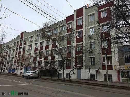 Фасад по Соколова издалека выглядит вполне прилично.