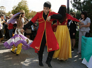 Веселится и танцует весь Ростов_25511