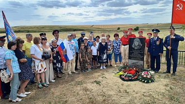 В Морозовском районе почтили память летчика-героя Михаила Дмитриева