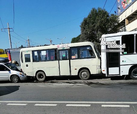 В Ростове столкнулись автобус, маршрутка и легковушка