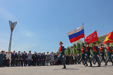 07 05 2026 В Ростове возложили гирлянду Славы к мемориалу защитников города в ВОВ
