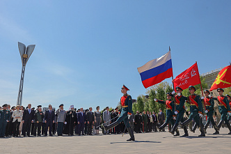 07 05 2026 В Ростове возложили гирлянду Славы к мемориалу защитников города в ВОВ