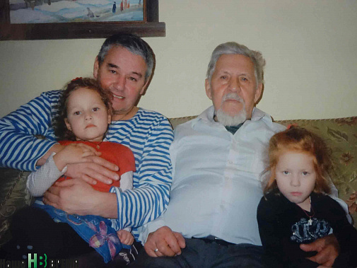 Валерий Корзун с отцом и внучками.