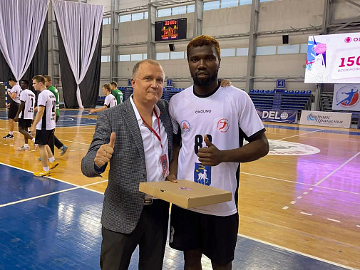 Приз лучшего игрока матчу таганрогского «казака» Обинны Ани.