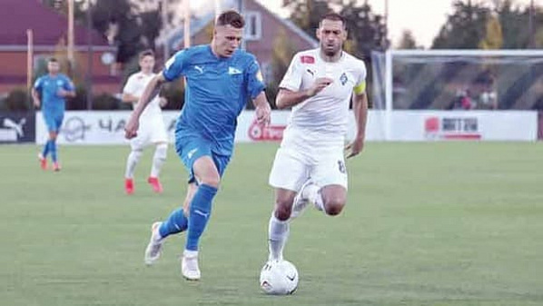 Александр ГАЦКАН (белая форма) в центре поля пресекал все начинания хозяев.