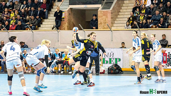 Атакует Майя Каверина, признанная лучшим игроком этой встречи.