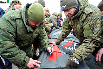 Народный фронт передал защитникам отечества 72 загруженных подарками внедорожника