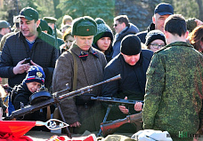 Возложили цветы к мемориальному комплексу