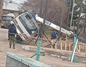 В Ростове на человека упал автокран