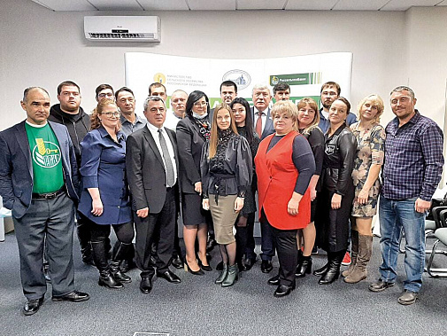 Выпускники «школы фермера» не только на память все вместе сфотографировались, но и телефонами обменялись, чтобы всегда быть на связи – проект Россельхозбанка подарил им и новых друзей-соратников. И это – тоже еще одна точка опоры. Выпускники «школы фермера» не только на память все вместе сфотографировались, но и телефонами обменялись, чтобы всегда быть на связи – проект Россельхозбанка подарил им и новых друзей-соратников. И это – тоже еще одна точка опоры.