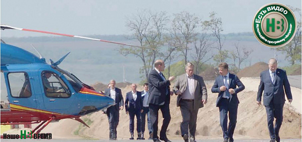 Садившиеся на полосу разноцветные вертолеты с участниками совещания на борту словно демонстрировали: аэропорт почти готов к открытию... Садившиеся на полосу разноцветные вертолеты с участниками совещания на борту словно демонстрировали: аэропорт почти готов к открытию...