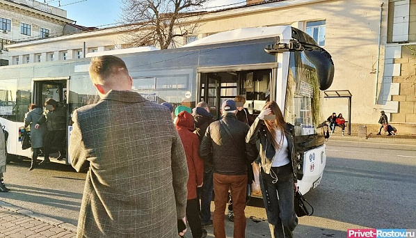 Поможет ли повышение платы за проезд справиться с очередями на ростовских автобусных остановках? Источник фото: портал  Privet-Rostov.ru. 