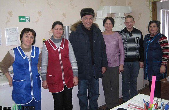 «В нашем коллективе трудятся замечательные люди», – говорит Эрзиман Гаджиев (в центре).