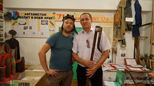 Головной убор чабана примерил наш оператор Владимир Апарин, а чабанский посох – в руках начальника отдела образования района Владимира Ивановича Колесникова. Головной убор чабана примерил наш оператор Владимир Апарин, а чабанский посох – в руках начальника отдела образования района Владимира Ивановича Колесникова.