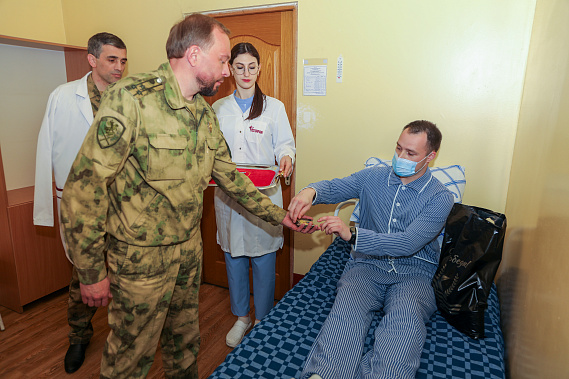 Пациентам военного госпиталя передали бронепластины с религиозной символикой и подарочные наборы