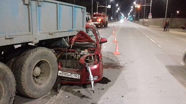 На выезде из Азова иномарка врезалась в грузовик
