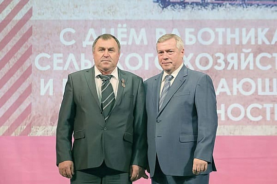 В 2019 году механизатор ООО «Рассвет» Куйбышевского района Александр КОЗИН был награжден медалью «За доблестный труд на благо Донского края». В 2019 году механизатор ООО «Рассвет» Куйбышевского района Александр КОЗИН был награжден медалью «За доблестный труд на благо Донского края».