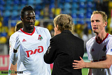 Белая перчатка «желто-синим»