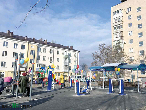 Новый двор с детской, спортивной площадками с резиновым покрытием, с освещением, клумбами, газонами, скамейками.