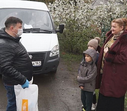 В Ростове продолжают раздавать продуктовые наборы