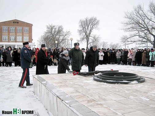 На митинге память погибших героев почтили минутой молчания и возложили цветы и венки к подножию монумента.