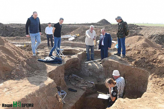 Завкафедрой археологии и истории культуры Сергей ЛУКЬЯШКО показывает ректору ДГТУ Бесариону МЕСХИ (в центре) раскоп.
