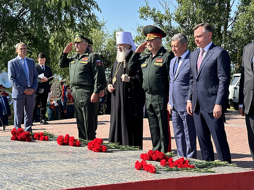 В знак уважения к памяти тех, кто отдал свои жизни на полях боевой славы...