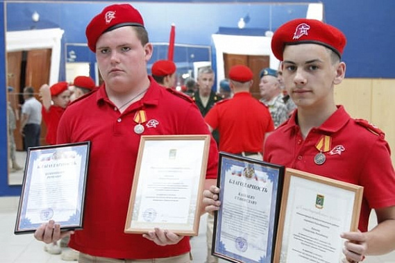 Белокалитвинских школьников наградили за спасение утопающих