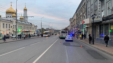 В Ростове около Центрального рынка под колеса автобуса попала женщина
