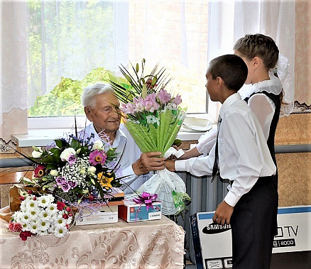 Школьники часто бывают у Федора Никитича КОСОРОТОВА дома. Приходят и в праздники, и в будни.