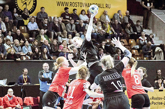 Взлетела выше всех — атакует Валерия МАСЛОВА.