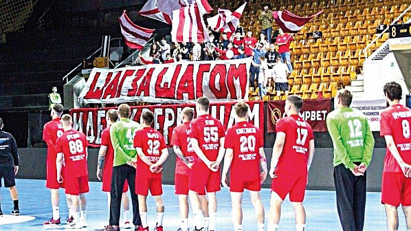 Болельщики «казаков» идут вперед вместе с командой – шаг за шагом. Вот только будет ли шаг следующий? И в какую сторону?.. Фото с сайта «Быстрый центр»