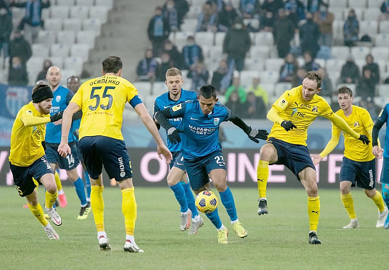 Оборона ростовчан, которая в матче сыграла на «ноль», отбивает очередную атаку «Ротора».