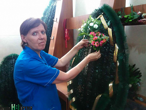 «Сначала каждый цветок, листик, веточку нужно распрямить над паром при помощи стареньких электрических чайников и таких вот колпачков», – рассказывает цветочница цеха венков Ирина Перова. А потом каждый элемент по одному при помощи проволоки крепится на к «Сначала каждый цветок, листик, веточку нужно распрямить над паром при помощи стареньких электрических чайников и таких вот колпачков», – рассказывает цветочница цеха венков Ирина Перова. А потом каждый элемент по одному при помощи проволоки крепится на к