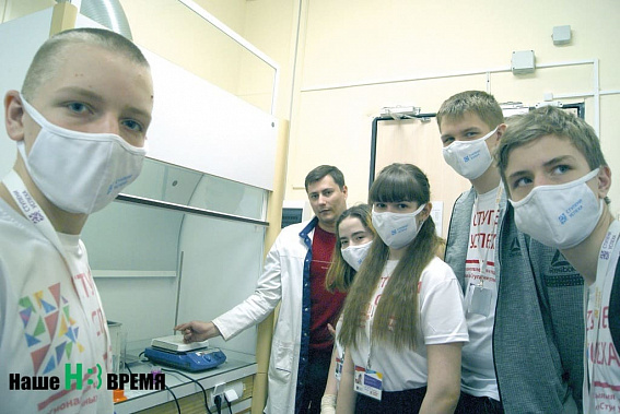 Ребята из физической смены вместе с младшим научным сотрудником Владимиром ПОЛЯКОВЫМ проводят опыты в Международной исследовательской лаборатории функциональных наноматериалов.