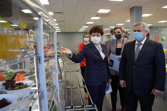 Вопрос о приватизации комбинатов школьного питания в Ростове - наиболее острых. Городские депутаты опасаются резкого снижения качества работы предприятий 