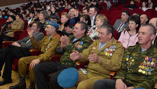 В одном строю и стар, и млад