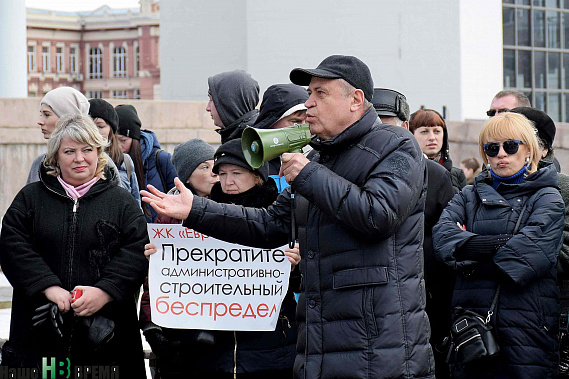 С обманутыми дольщиками встретился заместитель губернатора Ростовской области Сергей Сидаш (в центре).