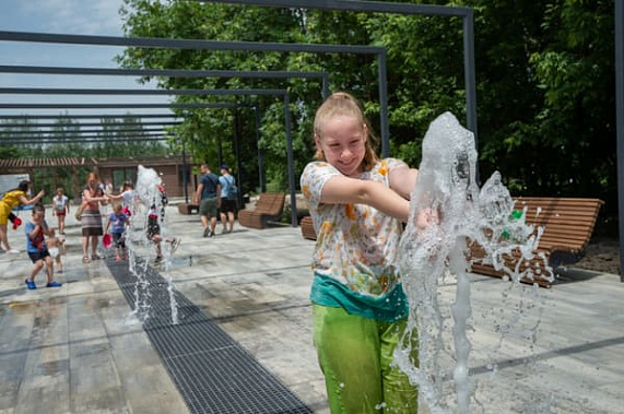 «Тихий и сухой»: в Ростовском зоопарке открыли пешеходный фонтан