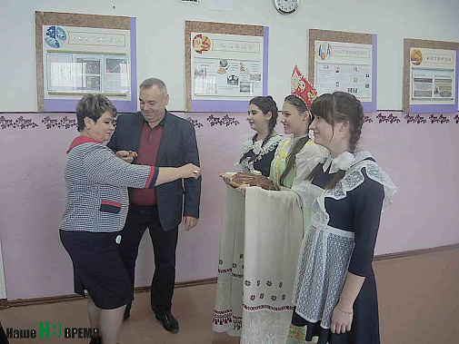 Приезду заместителя главы Багаевской райадминистрации Александра МУЛЬКО и заврайоно Натальи АНТОНЕЦ, которые помогли с пуском столовой и ремонтом старого здания, в школе радовались все.