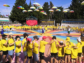 В ШАТЭ развернули 30-метровые флаги России и Беларуси